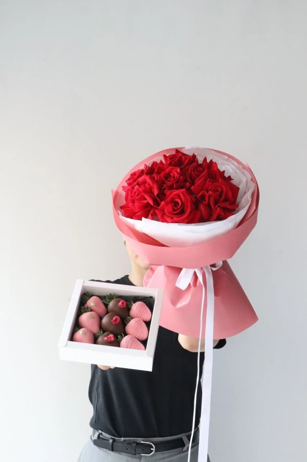 Сет "Алая любовь" — «Сет Алая любовь» — подарочный сет Dolce Sweets из 3 ягод клубники в молочном шоколаде и 6 ягод клубники в…